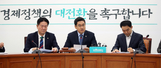 오신환 바른미래당 원내대표(가운데)가 29일 국회에서 열린 원내대책회의에서 발언하고 있다. 연합뉴스
